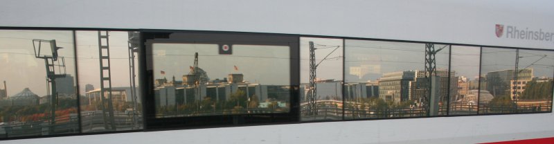 Blick in die Fensterfront des ICE  Rheinsberg  am 28.9.2008 in Berlin Hbf.
