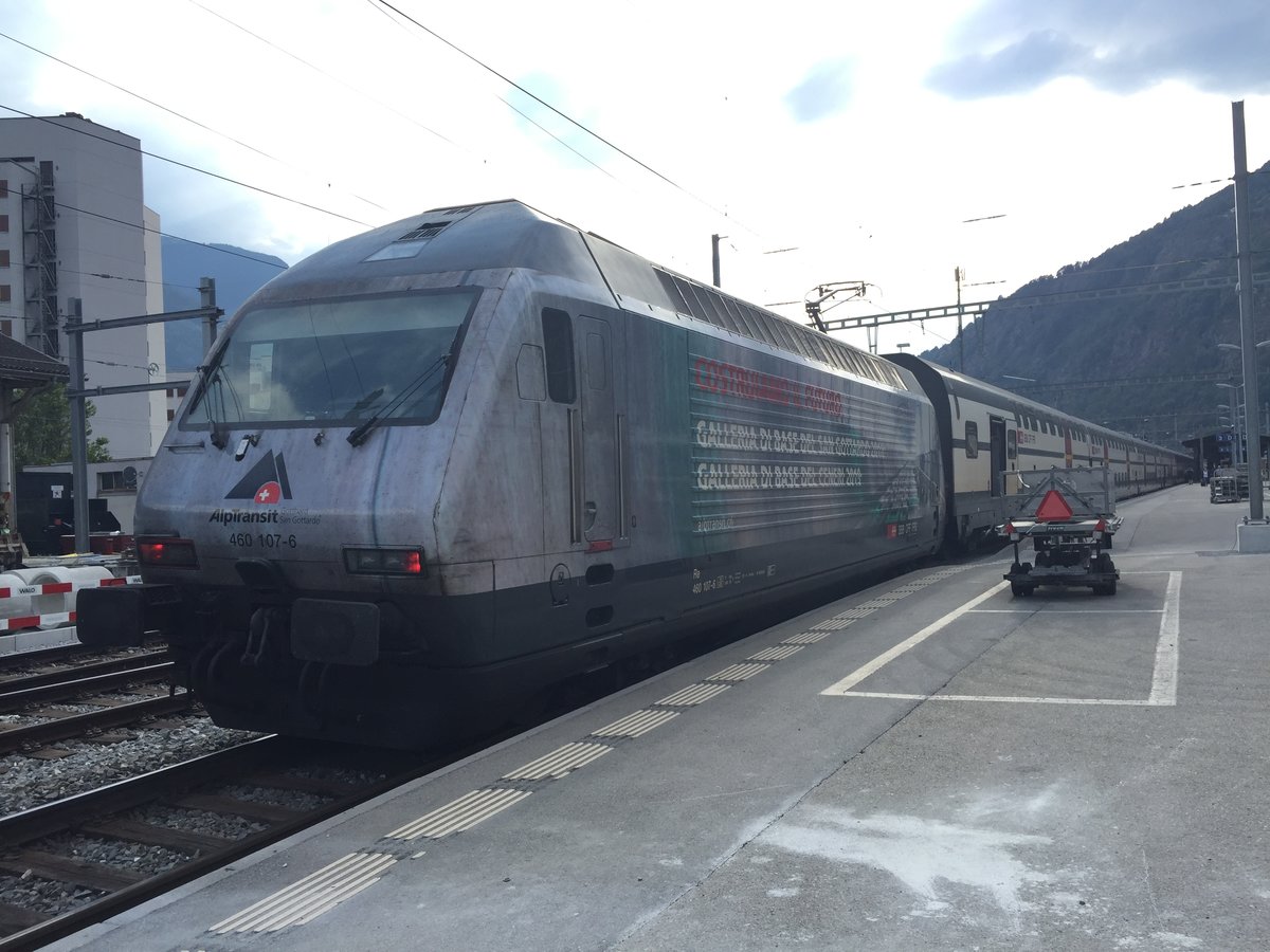 Am 28.8.16 war die Re 460 107 mit Alptransit Werbung im Bhf Brig.
