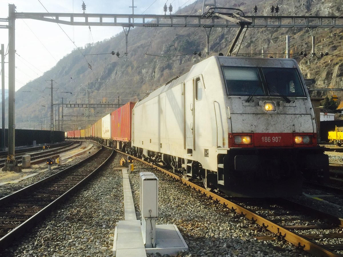 Br 186 907 der Crossrail am 14.11.15 bei der Einfahrt auf den Bhf Brig.