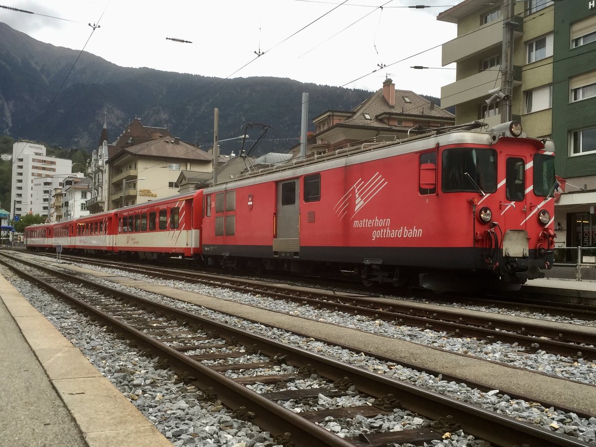 Deh 4/4 24  Täsch  am 15.9.15 mit einem Regio im Bhf Brig am warten.