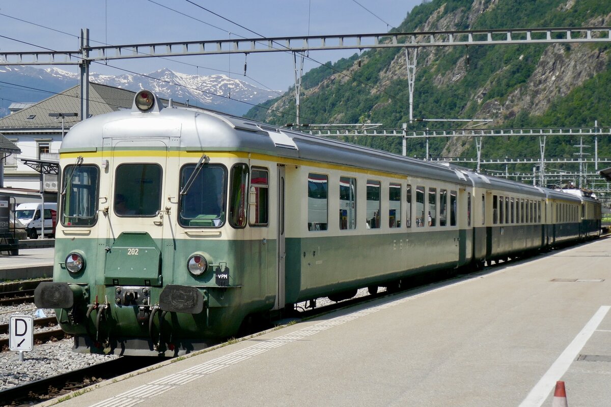 Der ABt 202 des VPM am 17.6.23 bei der Abfahrt im Bahnhof Brig.