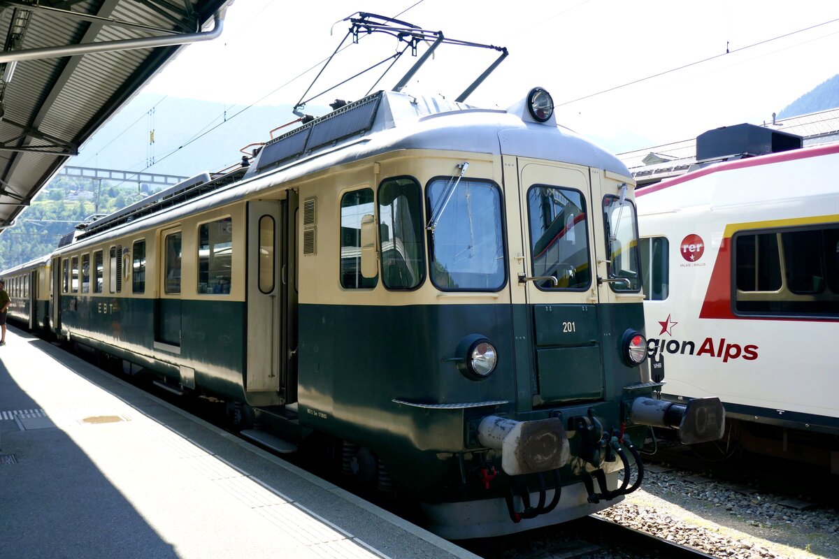 Der BDe 4/4 201  Burgdorf  vom Verein Pendelzug Mirage am 17.6.23 im Bahnhof Brig.