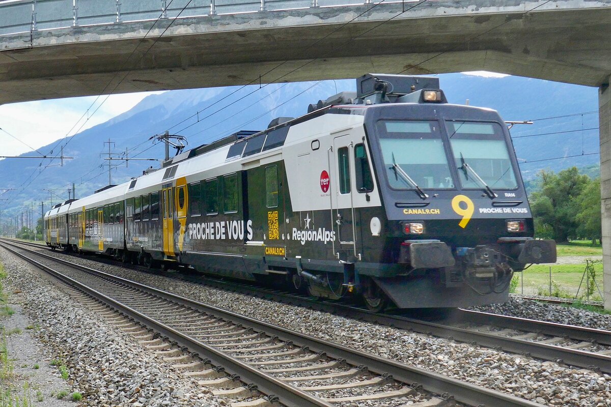 Der Domino RBDe 560 414 mit Kanal 9 Vollwerbung am 14.9.22 beim Unterqueren der Munderbrücke in Gamsen.