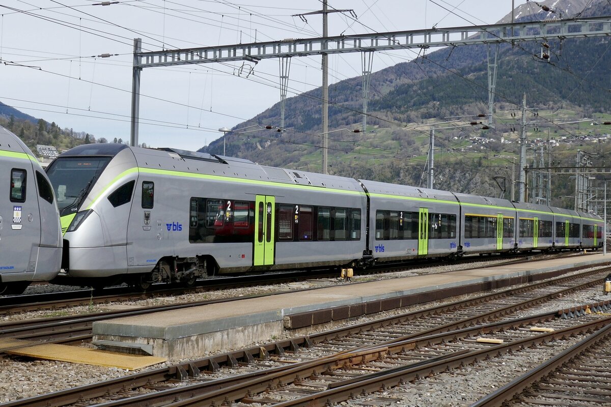 Der hintere RABe 528 114  Frutigen  am 10.4.23 beim verlassen des Bahnhof Brig.