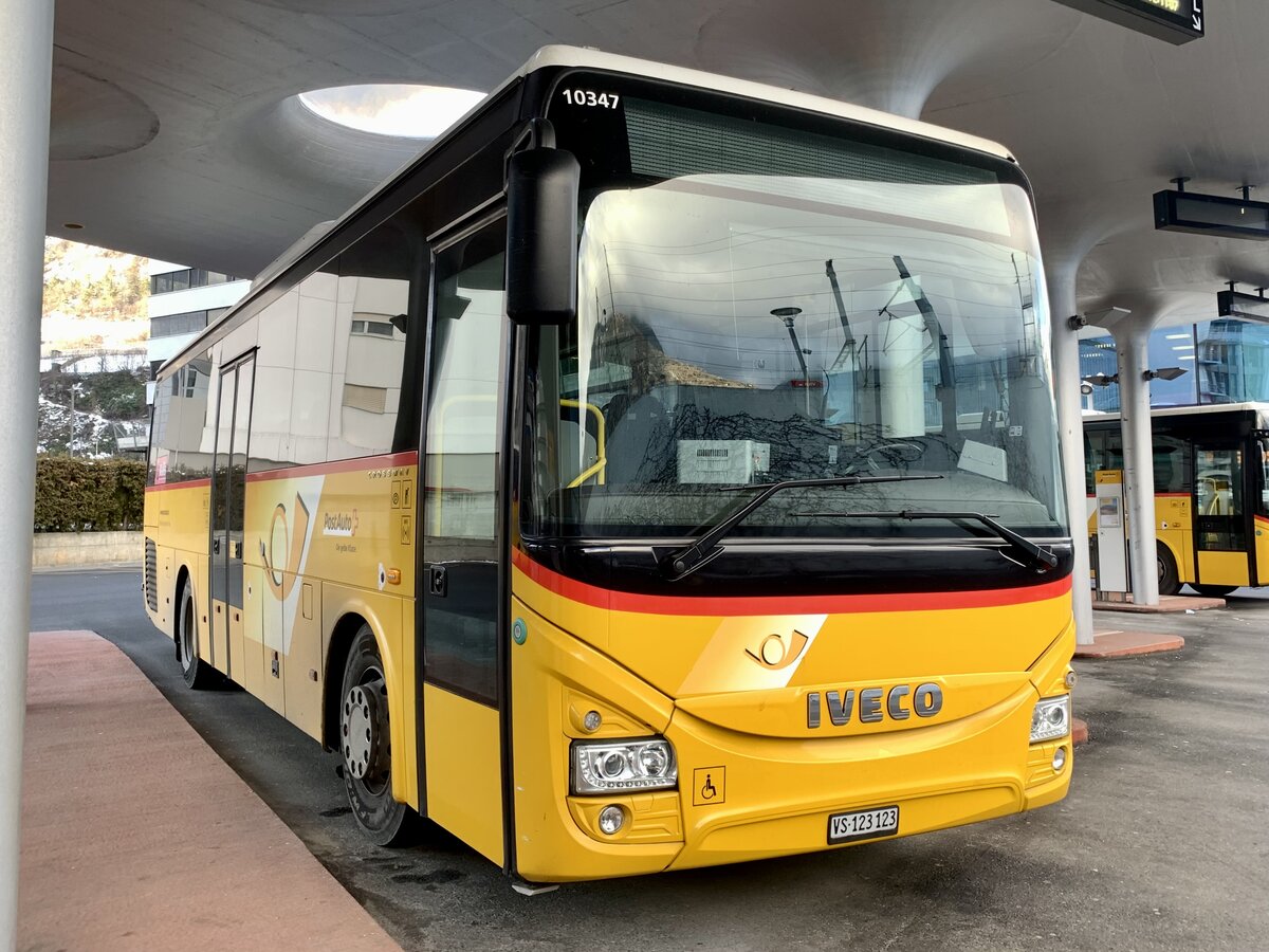 Der Iveco Crossway 10.8 Meter '10347'  VS 123 123  vom PU Bus-Trans, Visp am 2.2.23 auf dem Bahnhof Visp.