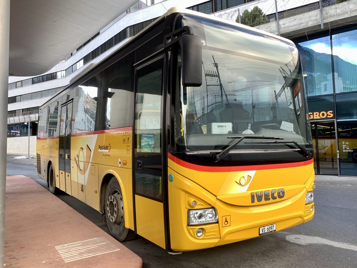 Der Iveco Crossway 10.8M '10275'  VS 6097  vom PU Autotour GmbH, Visp am 2.2.23 auf dem Bahnhofplatz Visp.