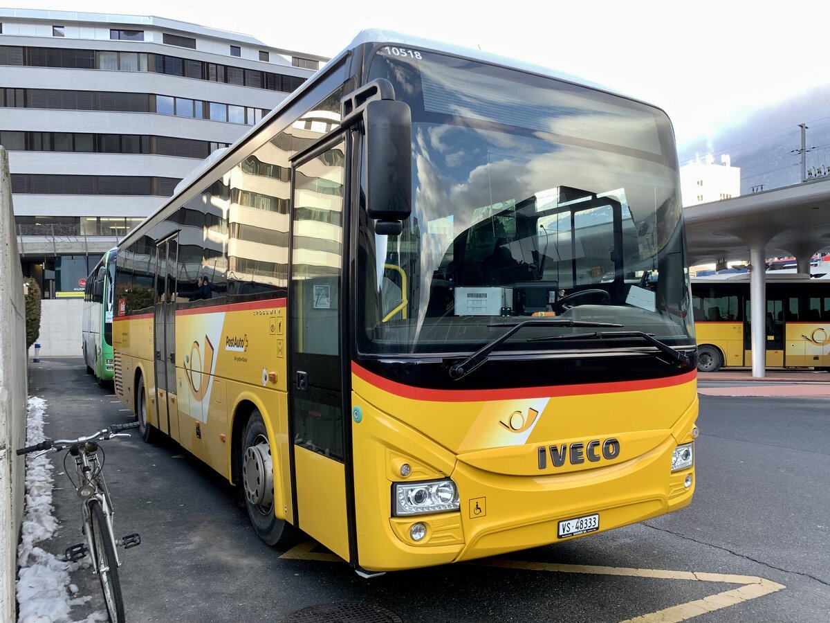 Der Iveco Crossway 10.8M '10518'  VS 48333  vom PU Autotour, Visp am 2.2.23 auf dem Bahnhofplatz Visp.