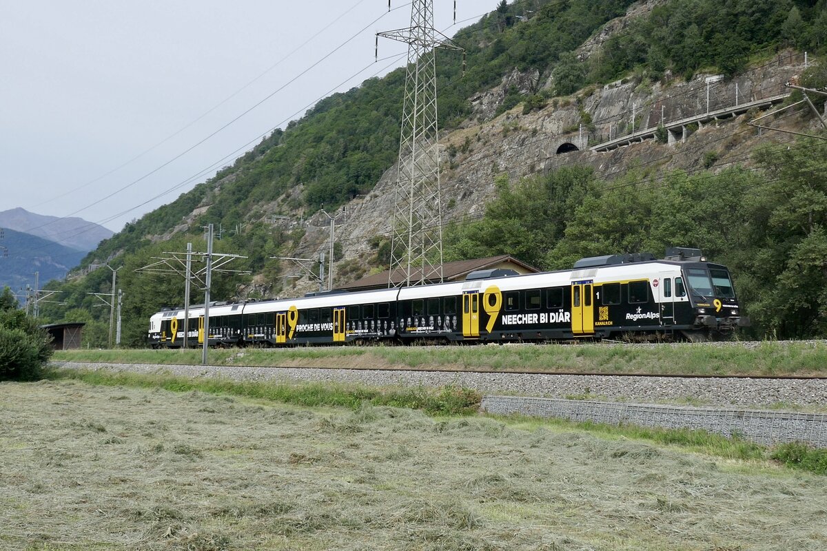 Der Kanal 9 Werbezug von RegionAlps am 14.9.22 unterwegs bei Gamsen.