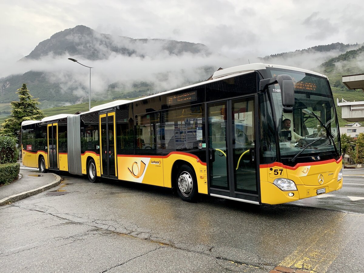 Der MB C2 G '11489'  VS 519 679  der PostAuto Regie Sitten am 20.9.21 bei der Haltestelle Leytron Poste.