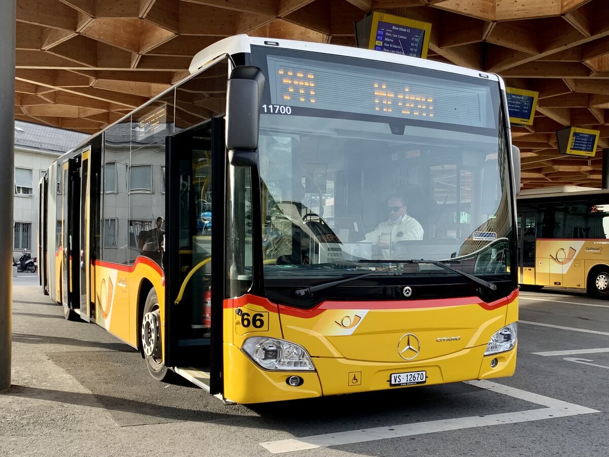 Der MB C2 G '11700'  VS 12670  der PostAuto Regie Sitten am 28.9.21 auf dem Bahnhofplatz in Sitten.