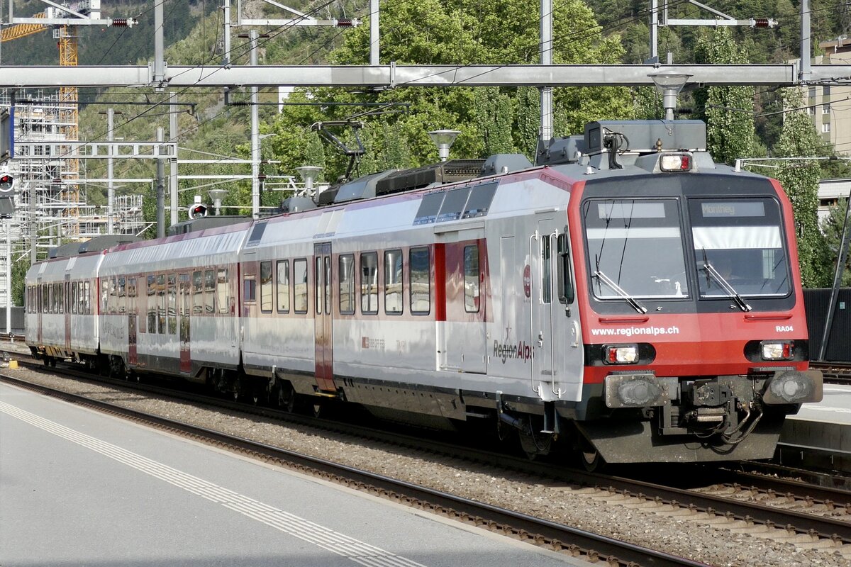 Der RegionAlps Domino RA08 RBDe 560 408 am 8.8.23 bei der Einfahrt in den Bahnhof Visp.