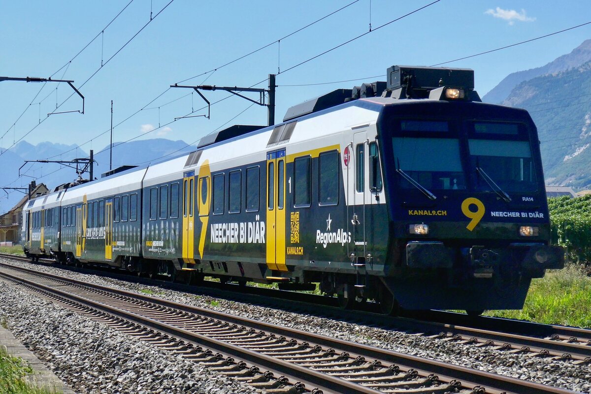 Der RegionAlps Domino RA14 ABt 954 mir Kanal 9 Vollwerbung am 13.8.22 unterwegs nach Brig bei Chamoson.