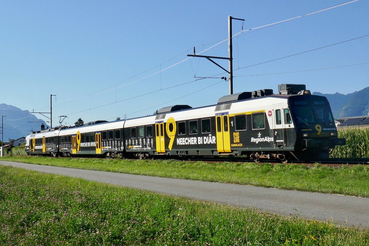 Der RegionAlps Domino RA14 mit dem ABt 954 am 13.8.22 kurz nach der Abfahrt in Massongex.