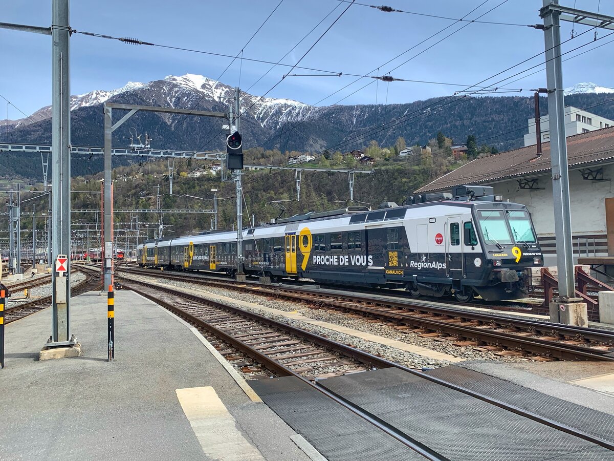 Der RegionAlps Domino RA14 mit der Kanal 9 Vollwerbung am 10.4.23 beim Bahnhof Brig abgestellt.
