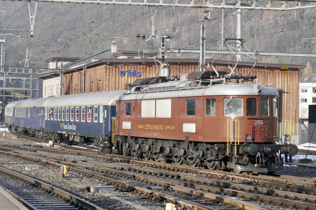 Die Ae 6/8 von BLS Historic mit einem Extrazug bei der Einfahft in Brig.