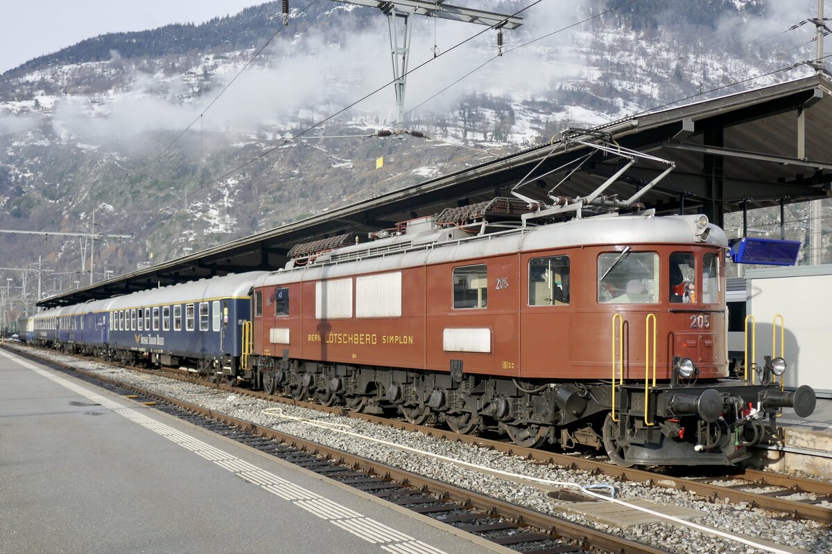 Die Ae 6/8 der BLS Historic steht am 9.12.23 im Bahnhof Brig.