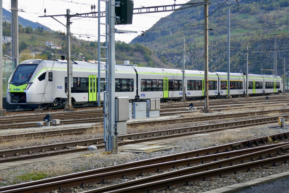 Die BLS MIKA RABe 528 123 die am 8.11.22 beim Bahnhof Brig steht.