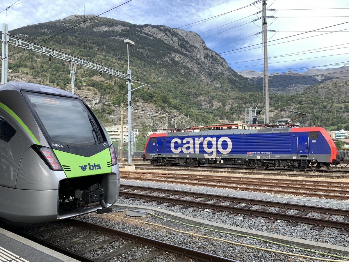 Die BLS MIKA RABe 528 118 und die Re 474 002 am 16.10.23 im Bahnhof Brig.