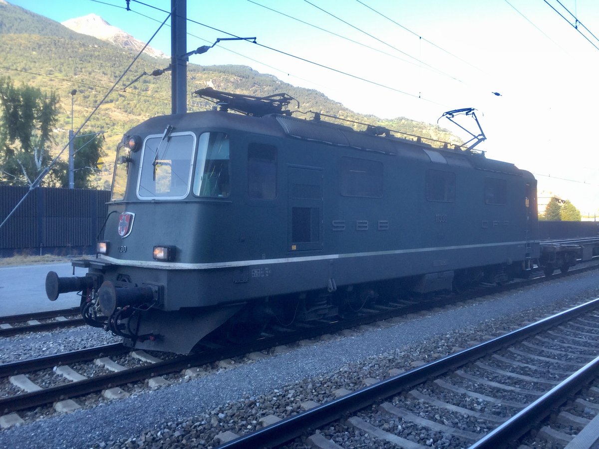 Die Grüne Re 4/4 11330 am 21.9.15 am warten beim Bhf Visp.