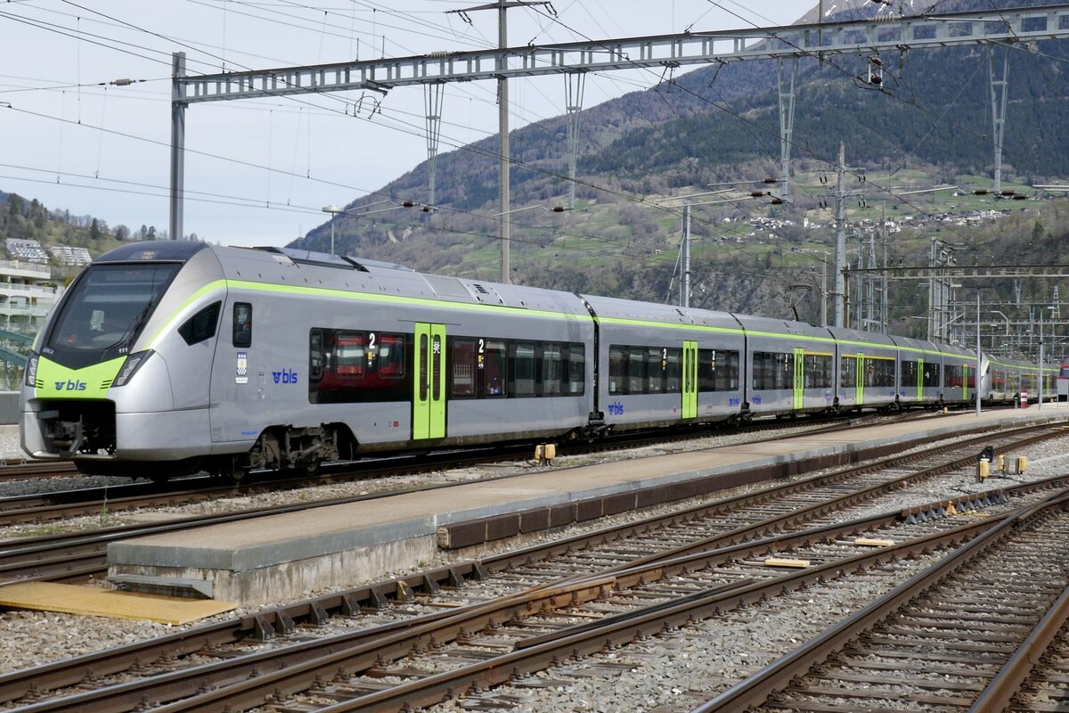 Die MIKA RABe 528 111  La Chaux-de-Fonds  zusammen mit dem RABe 528 114  Frutigen  am 10.4.23 beim verlassen des Bahnhof Brig.