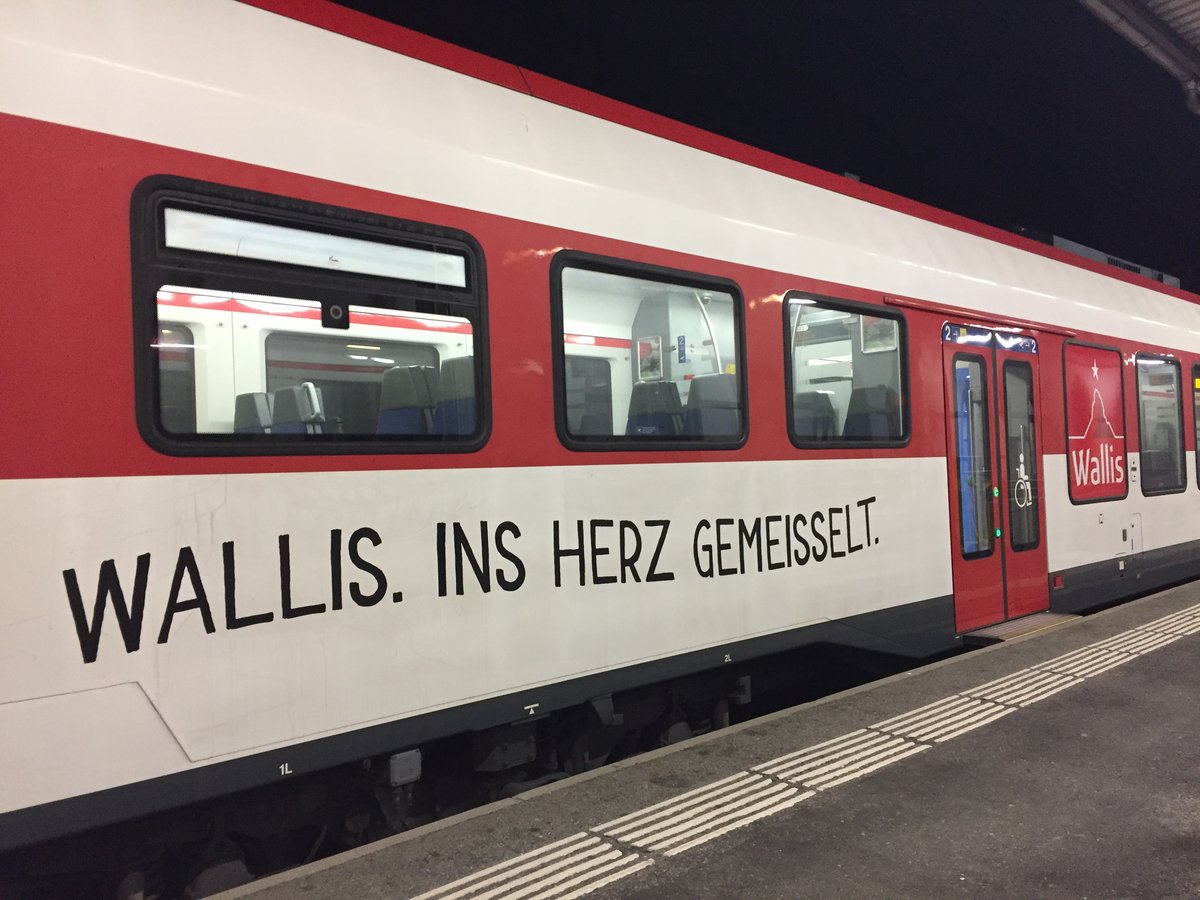 Die neue Wallis Werbung auf den Domino Inovas, am 16.12.16 im Bhf Brig.