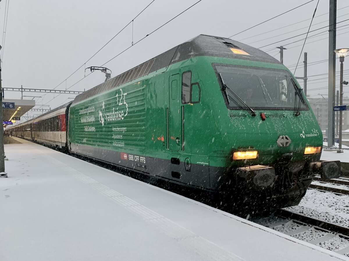 Die Re 460 007 mit Vollwerbung  125 Jahre Vaudoise Versicherung  steht am 12.1.21 im Bahnhof Visp.