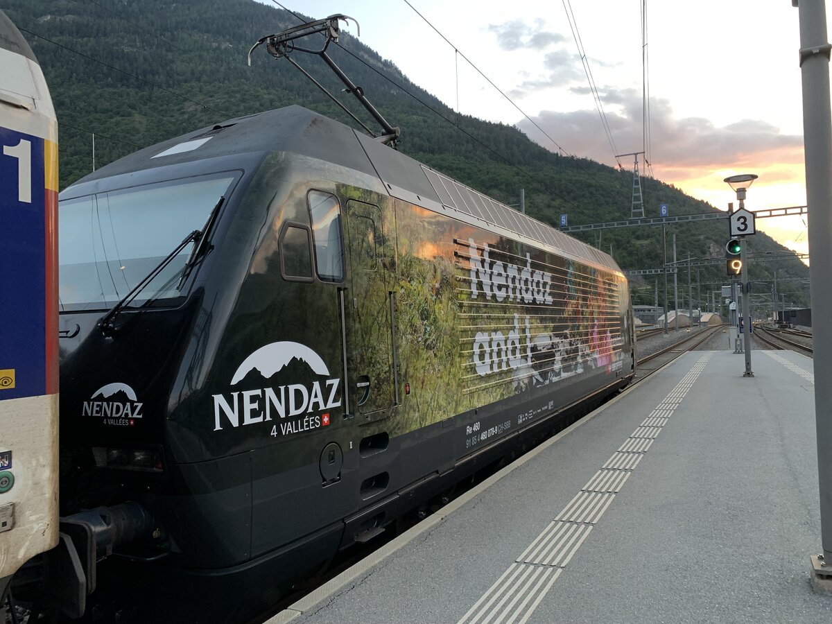Die Re 460 078 mit Vollwerbung für den Touristenort Nendaz am 30.5.23 im Bahnhof Visp.