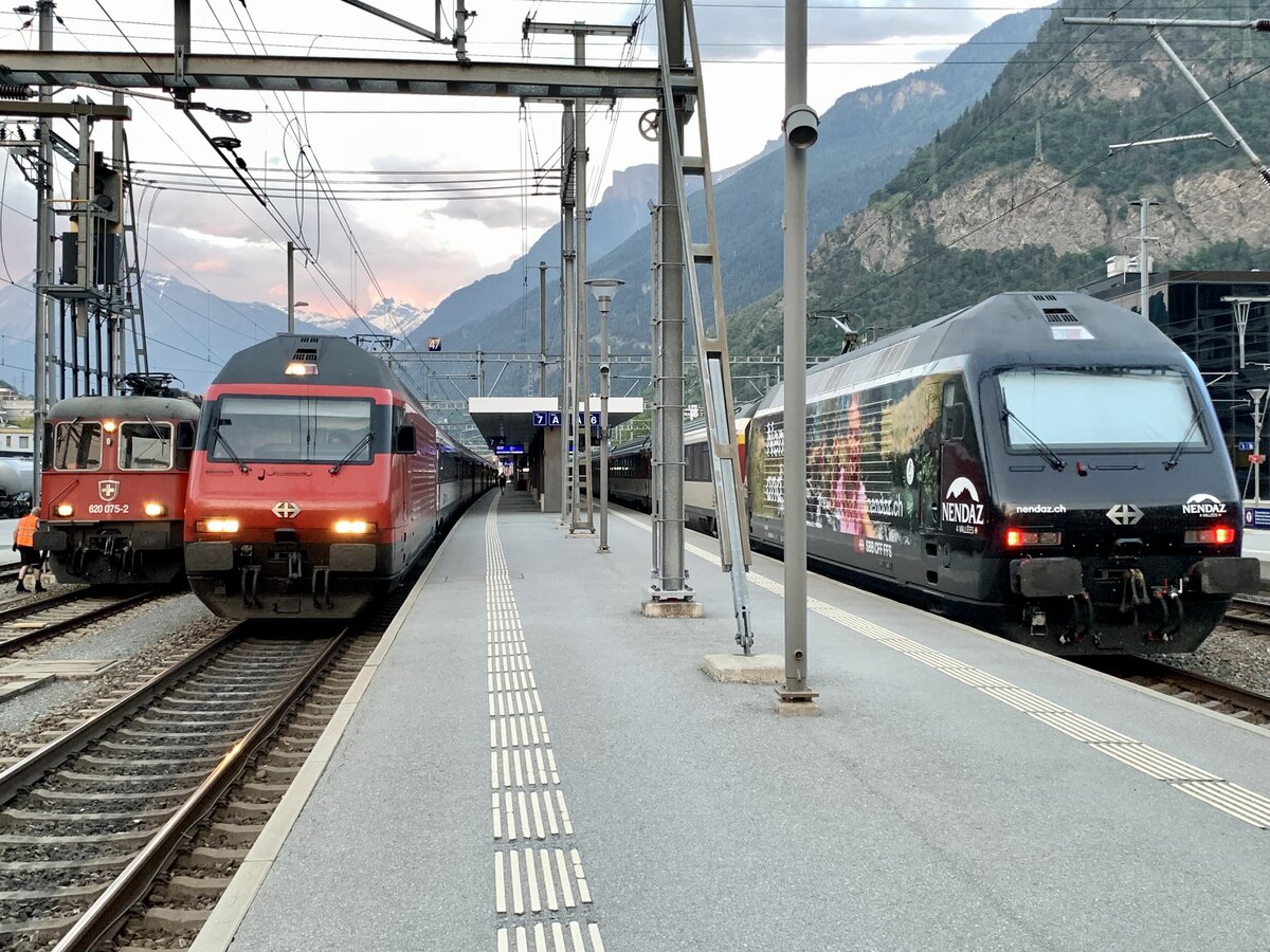 Die Re 620 075, mit einer Re 460 und die Re 460 078 mit Nendaz Vollwerbung am 30.5.23 im Bahnhof Visp.