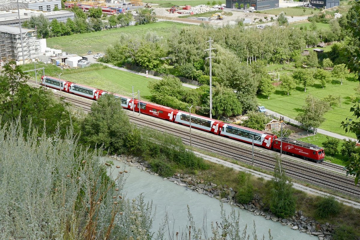 Ein Glacier Express unterwegs nach Zermatt am 23.7.18 im Glisergrund.