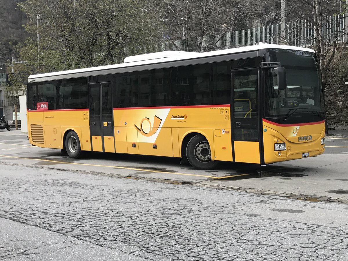 Ein Iveco Crossway von PostAuto am 10.4.18 auf dem Bahnhofplatz Brig.