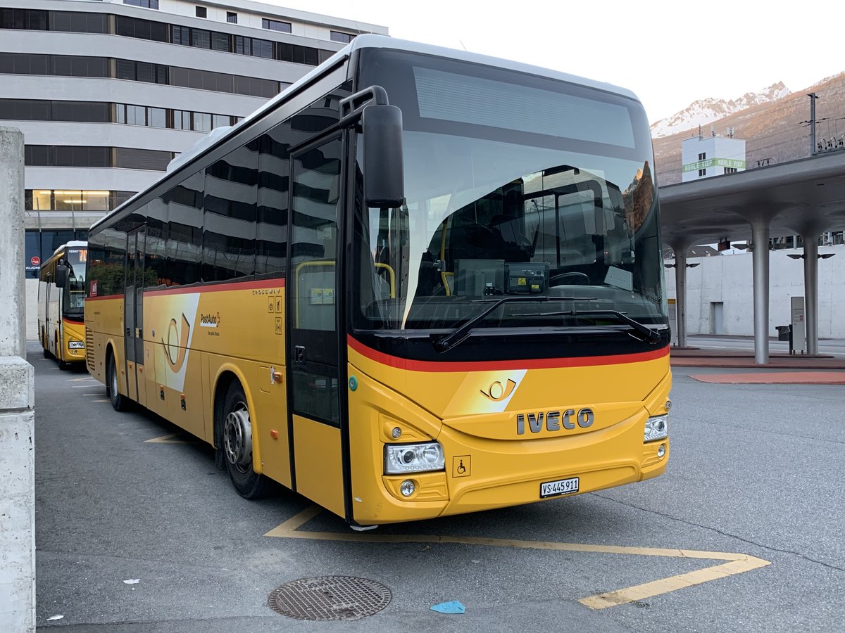 Ein Iveco Crossway von PostAuto am 20.3.19 auf dem Bahnhofplatz Visp.