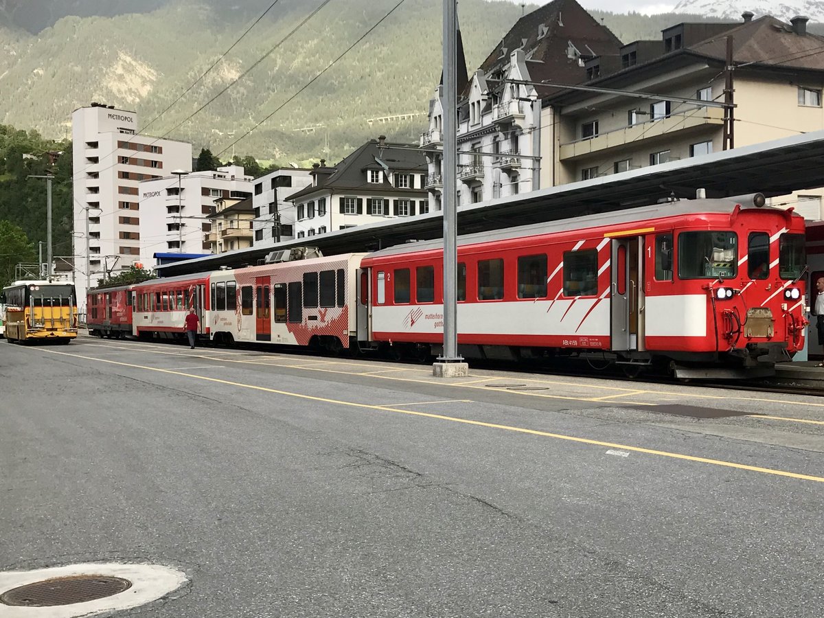 Ein Regio der MGB der am 10.6.18 auf dem Bahnhofplatz in Brig steht.