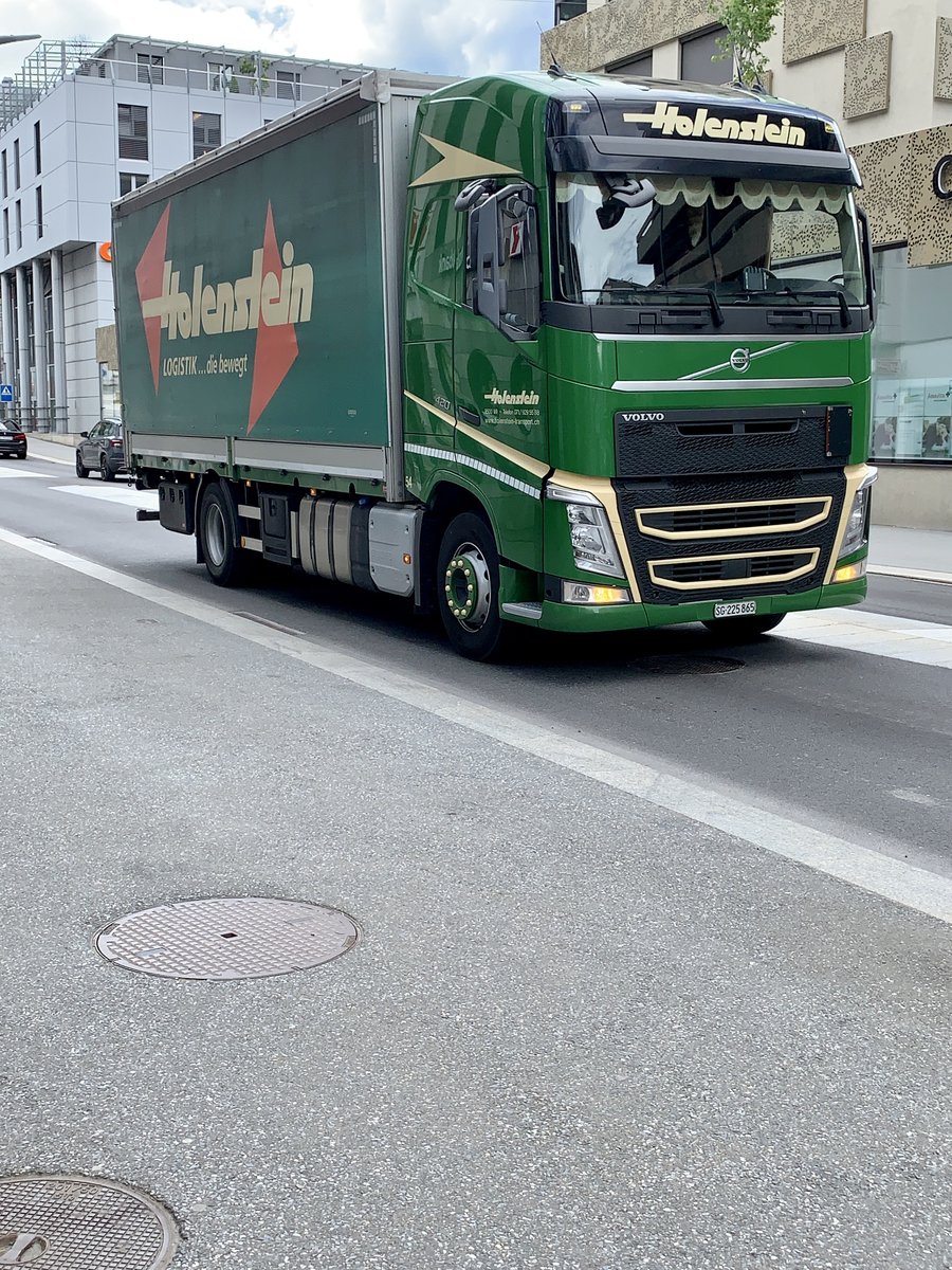 Ein Volvo FH von Holenstein am 16.6.20 bei der Durchfahrt in Visp.
