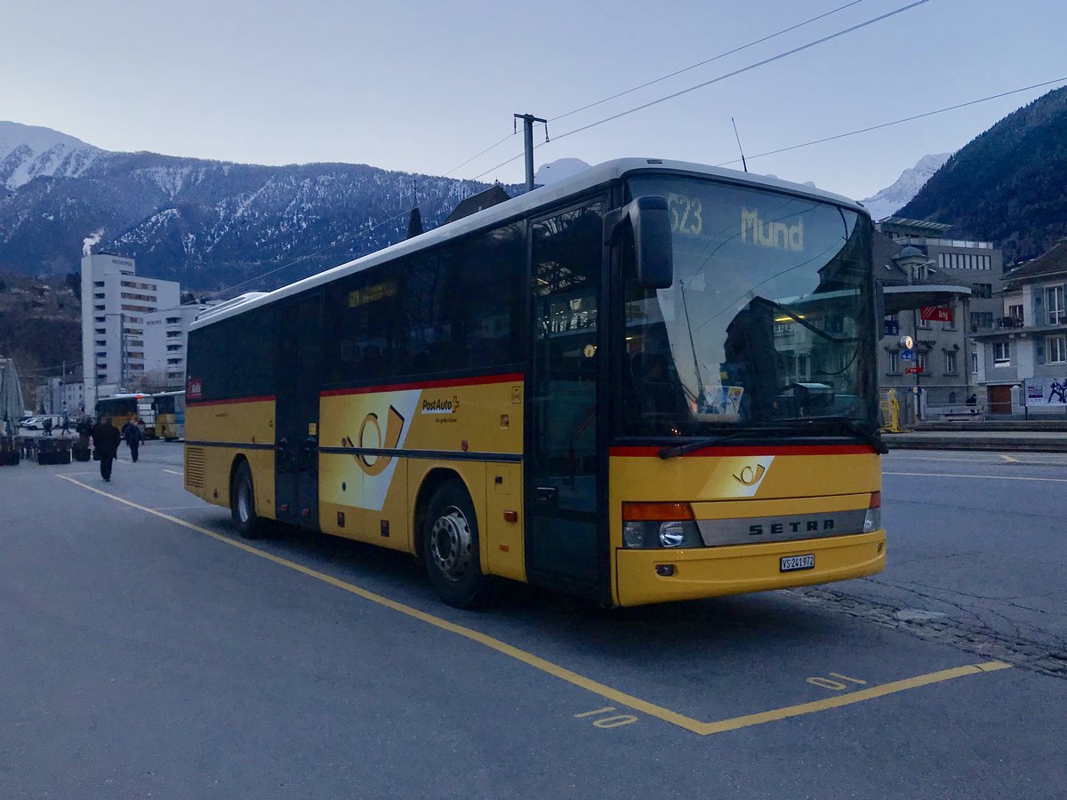 Eine Setra 313 UL '3840'  VS 241 972  von PostAuto am 22.3.18 auf dem Bahnhofplatz Brig.