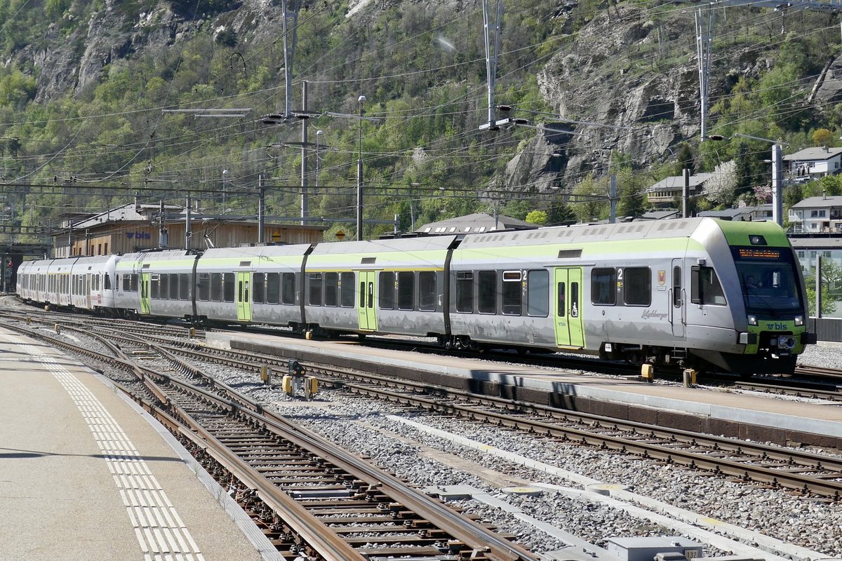 Einfahrt des RE aus Bern mit dem Lötschberger RABe 535 101  Wolhusen  und RABe 535 114  Trubschachen 1  am 15. 4.20 in Brig