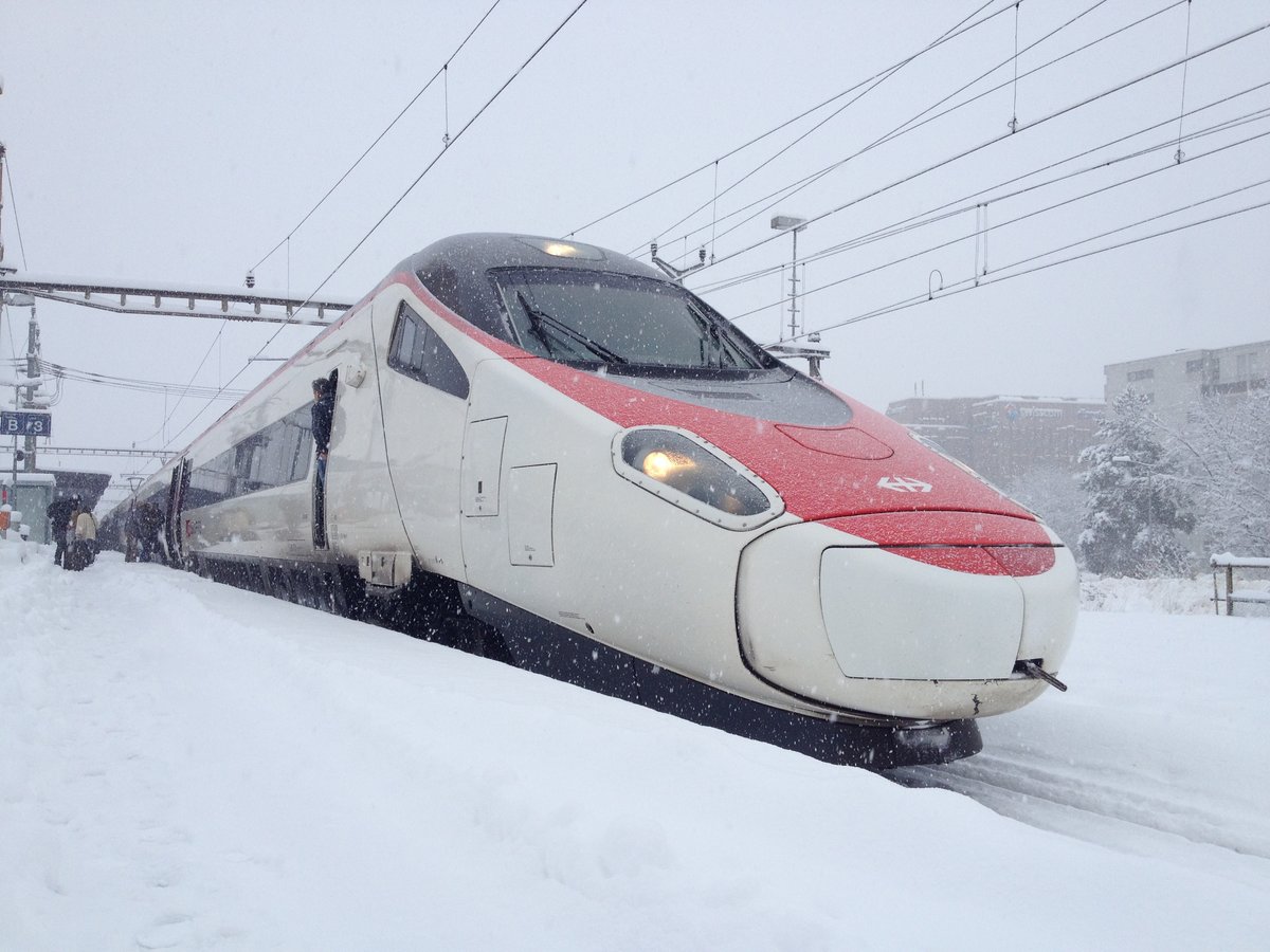 ETR 610 beim Halt in Sitten w�rend es geschneitt hat am 27.12.14.