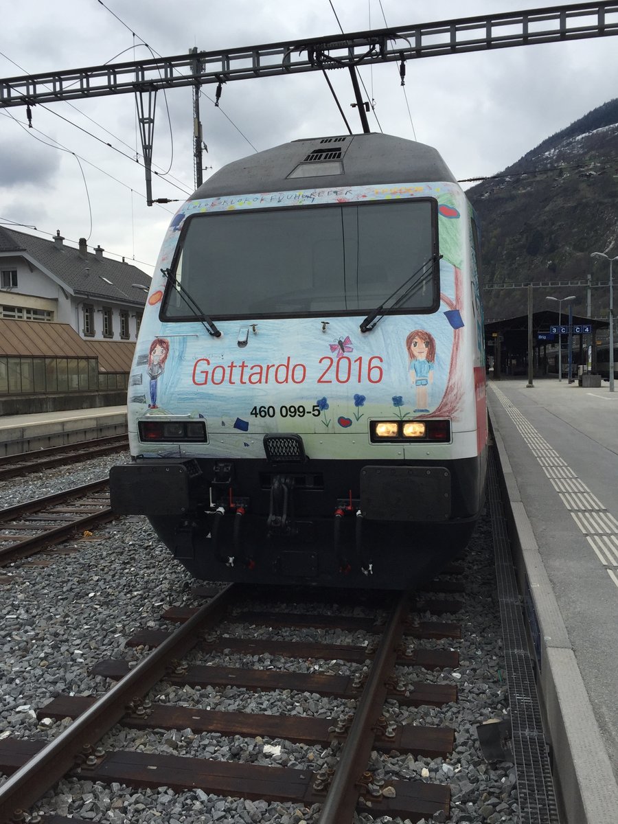 Front der Re 460 099 Mobiliar / Gottardo 16 Werbung am 9.4.16 in Brig.