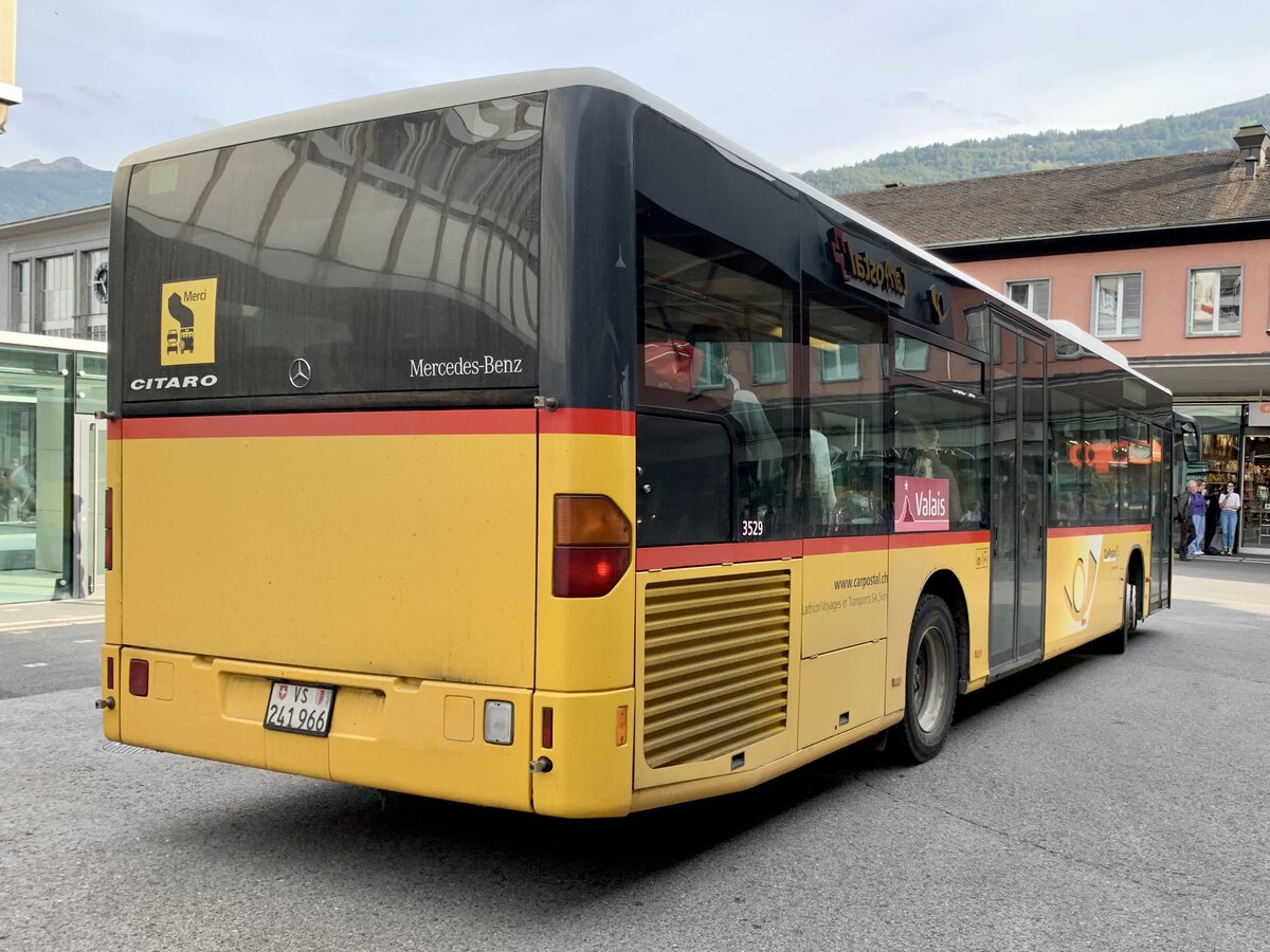 Heckansicht des MB Citaro '3529'  VS 241 966  der PostAuto Regie Sitten (ex. Regie Brig) am 28.9.21 bei der Abfahrt vom Bahnhofplatz in Sitten.