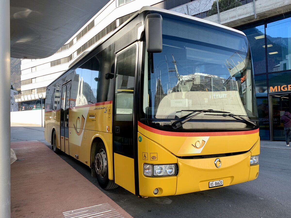 Irisbus Crossway 10.6M '5043'  VS 86620  vom PU Autotour, Visp am 10.2.23 auf dem Bahnhofplatz Visp.