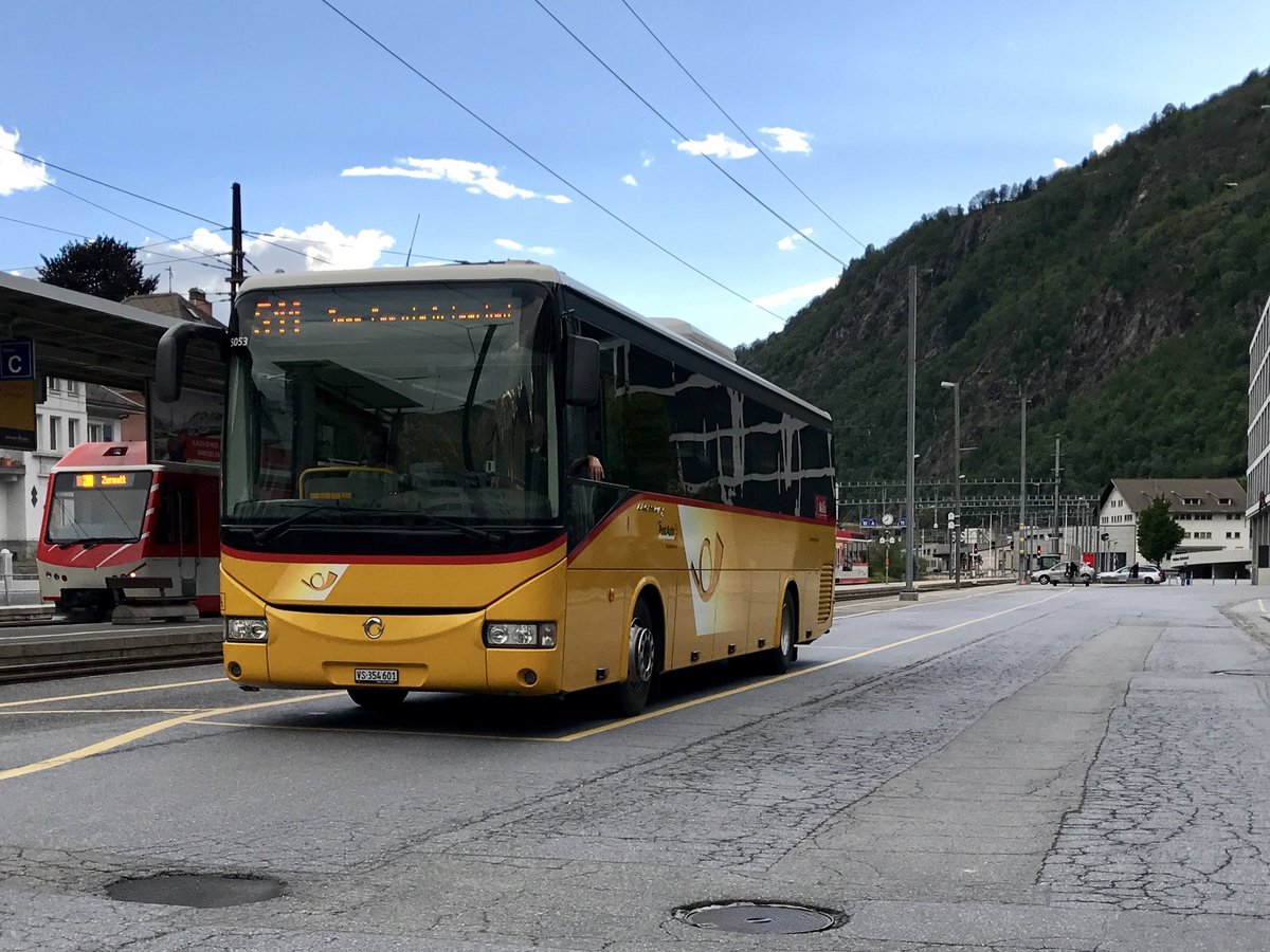 Irisbus Crossway '5053'  VS 354 601  PostAuto am 14.5.17 auf dem Bahnhofplatz Brig.