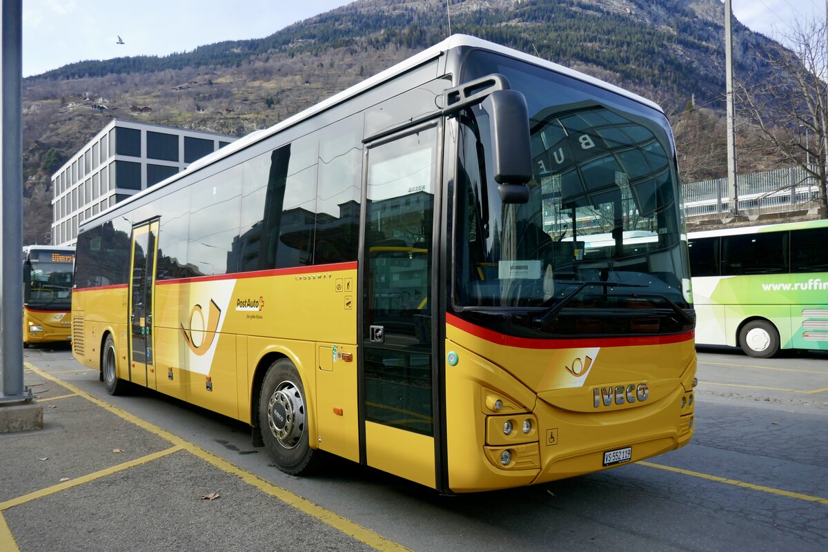 Iveco Crossway 12M '11908'  VS 552 119  der Postauto Regie Brig am 26.2.23 auf dem Bahnhofplatz Brig.