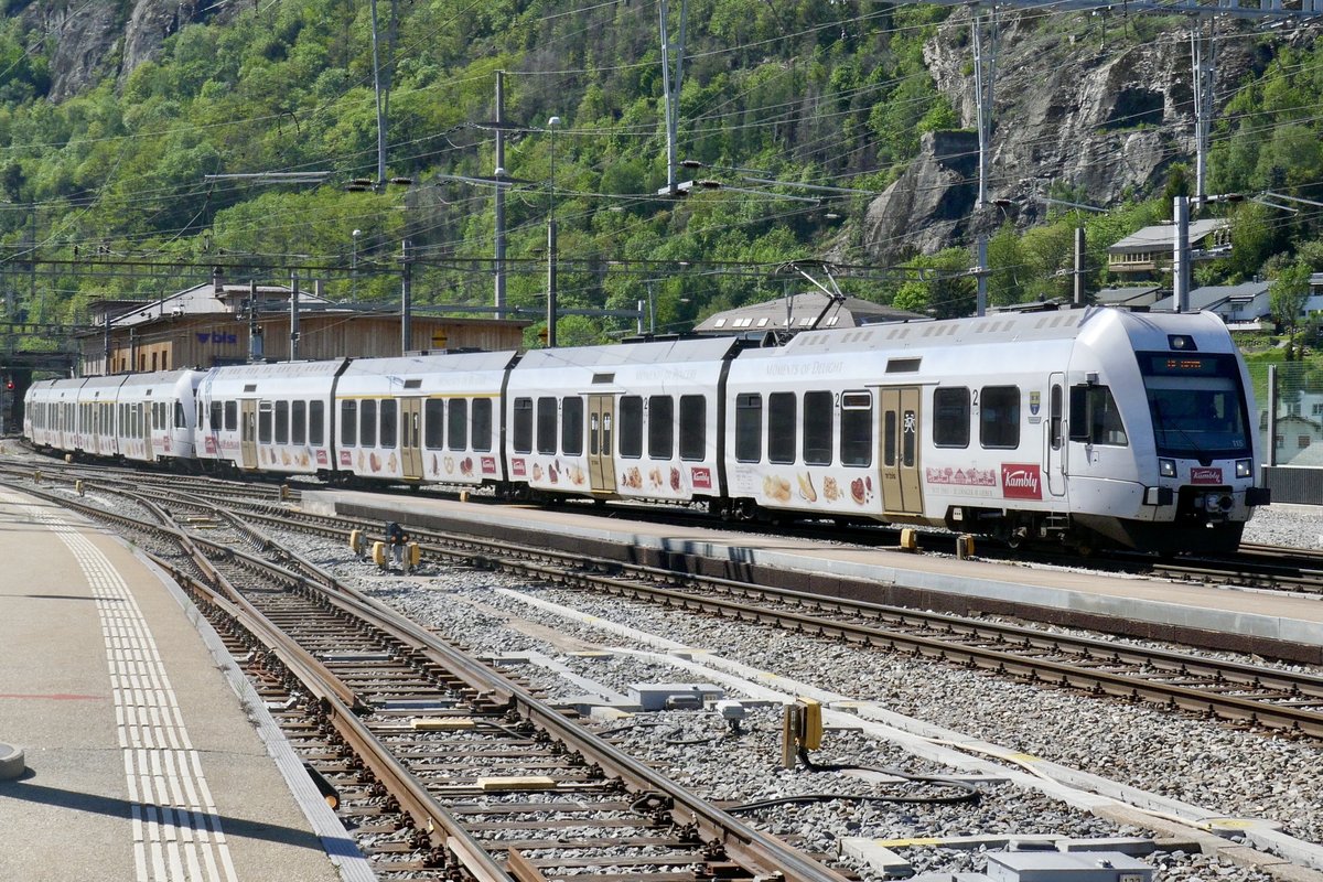 Kablyzüge RABe 535 115  Trubschachen II  mit dem RABe 535 114  Trubschachen I  am 23.4.20 bei der Einfahrt in den Bahnhof Brig.