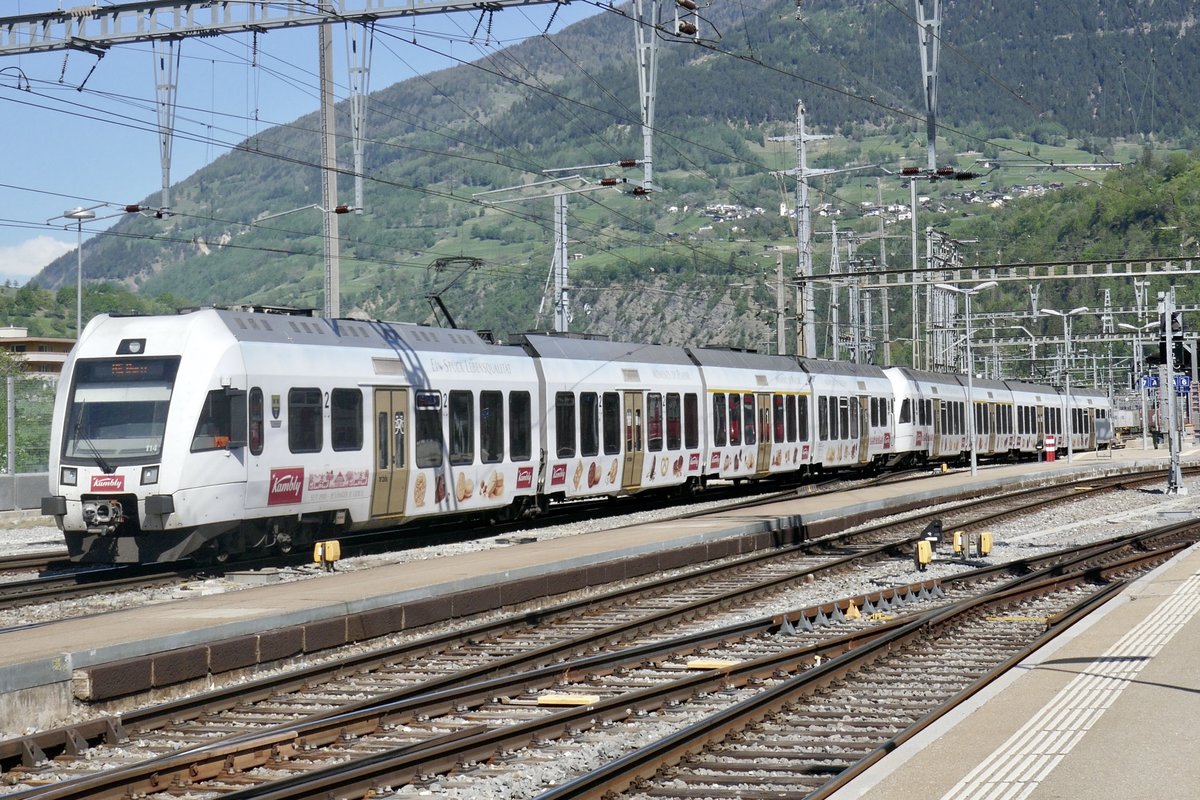 Kamblyzüge RABe 535 114  Trubschachen I  und 115  Trubschachen II  verlassen am 23.4.20 den Bahnhof Brig.