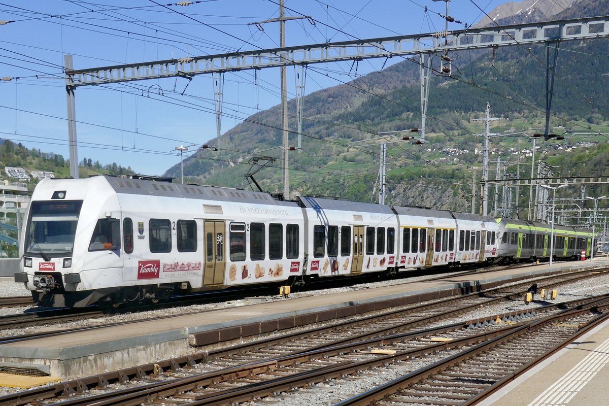 Kamblyzug RABe 535 114  Trubschachen I  verlässt zusammen mit dem 535 101  Wolhusen  den Bahnhof Brig.