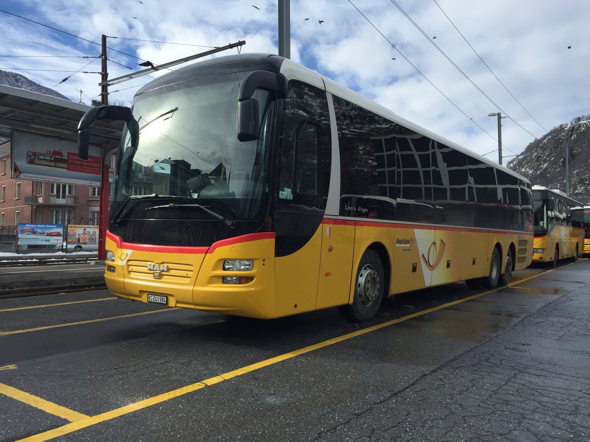 MAN Lions Regio von PostAuto am 14.2.16 auf dem Bahnhofplatz Brig.