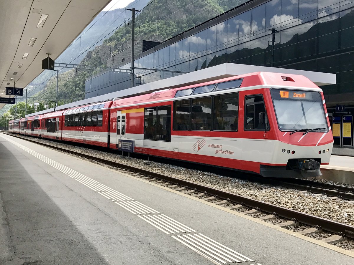 MGB ABDeh 4/8 2024 mit einem weiteren ABDeh 4/10 am 8.7.17 im Bahnhof Visp.