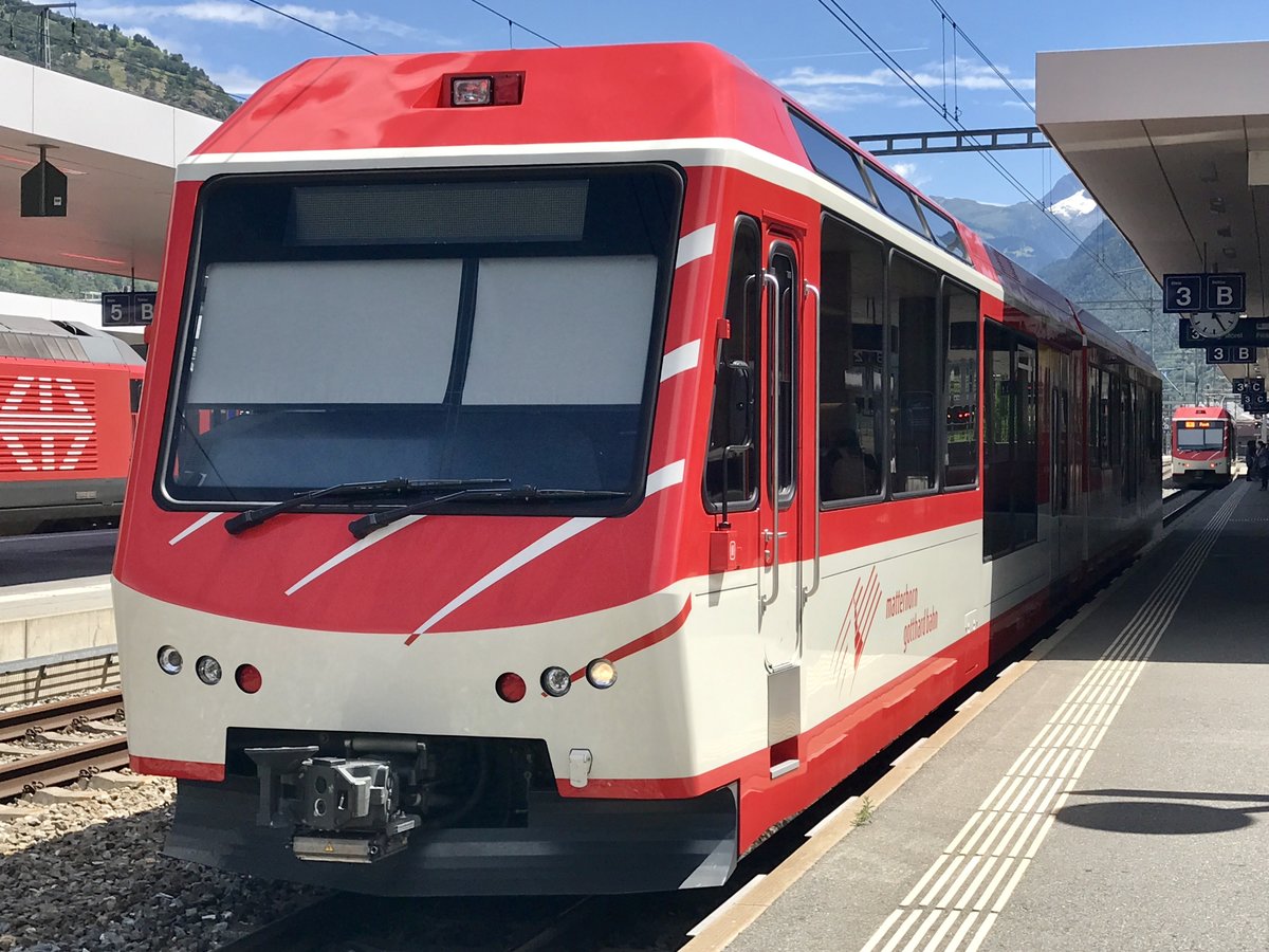 MGB GSW ABt 2132 der in Visp abgekuppelt wurde und im Hingergrund der Abfahrende Regio Richtung Brig am 15.7.17 im Bahnhof Visp.
