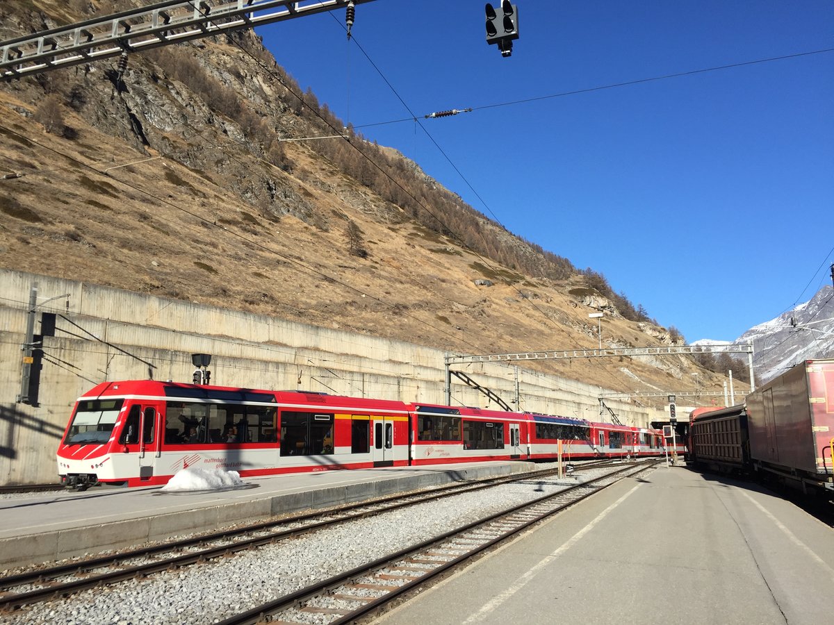MGB Komet Doppeltraktion beim verlassen vom Bhf Zermatt am 29.12.16.