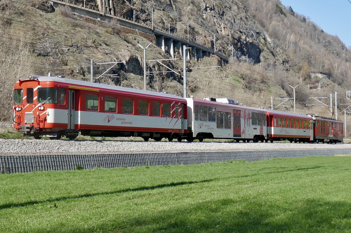 MGB Regio nach Visp mit der stossenden Deh 4/4 I 52  Tujetsch-Sedrun  am 24. 3.20 bei Gamsen.