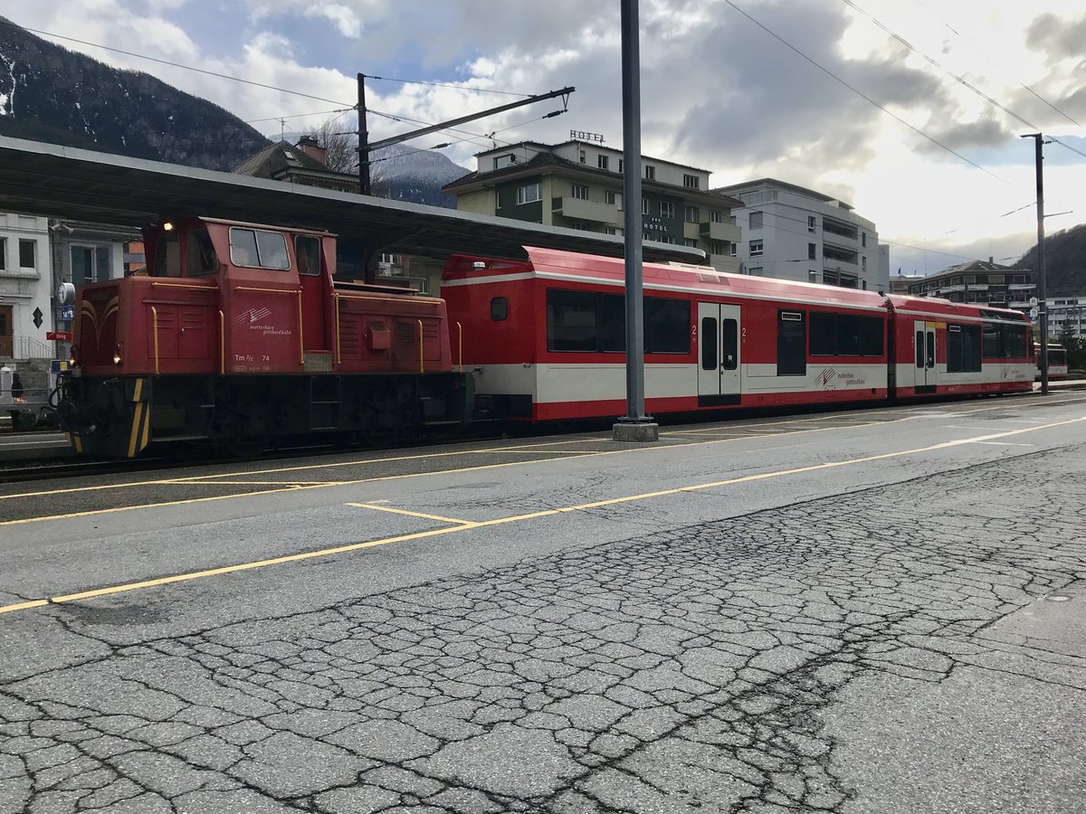 MGB Tm 2/2 74 ranigiert den GSW ABt 2133 am 10.4.18 in Brig.